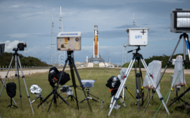 Kameras, die auf die Riesenrakete SLS gerichtet sind.