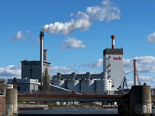 Fabrik mit qualmendem Schornstein