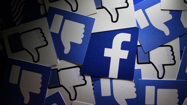 Ein Stapel Facebook-Daumen mit -Logo