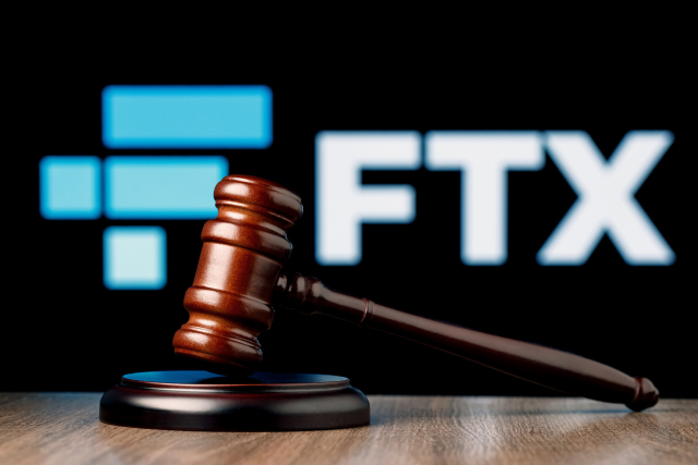 FTX-Logo hinter einem Gerichtshammer
