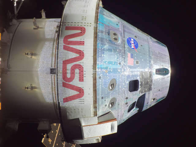 Selfie der Orion-Kapsel auf dem Weg zum Mond