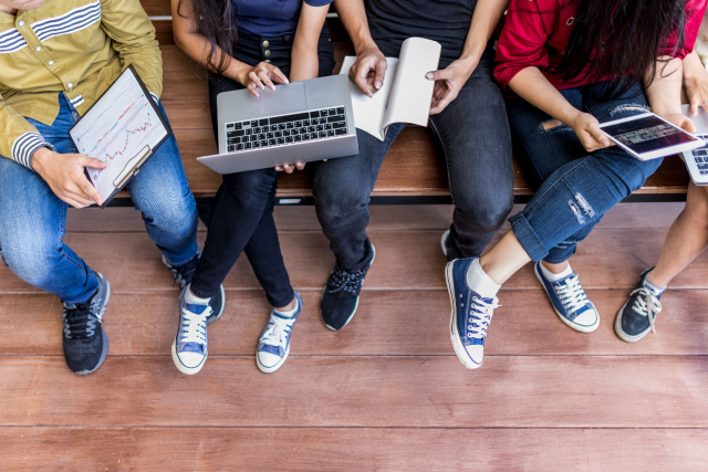 Schüler mit Laptops und Tablets