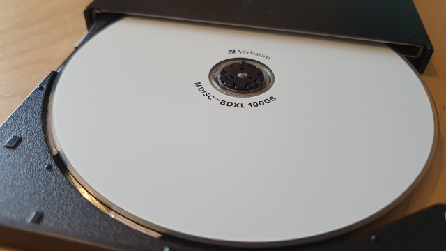 Eine M-Disc in einem Laufwerk