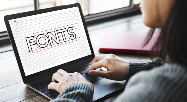 Laptop mit dem Schriftzug "Fonts" auf dem Display