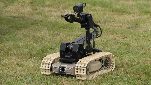Ein Roboter auf Panzerketten. 