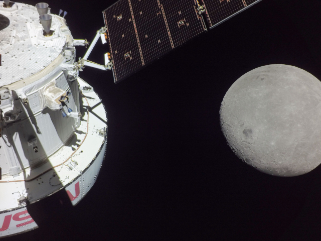Orion-Raumkapsel am Mond