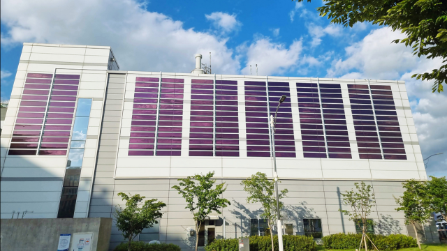 Solarzellen an einer Hauswand