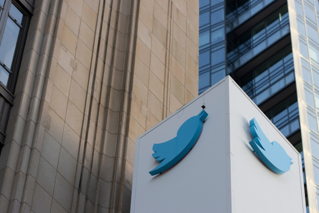 Twitter-Logo vor Zentrale