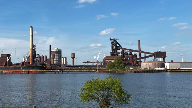Industrieanlagen am Wasser