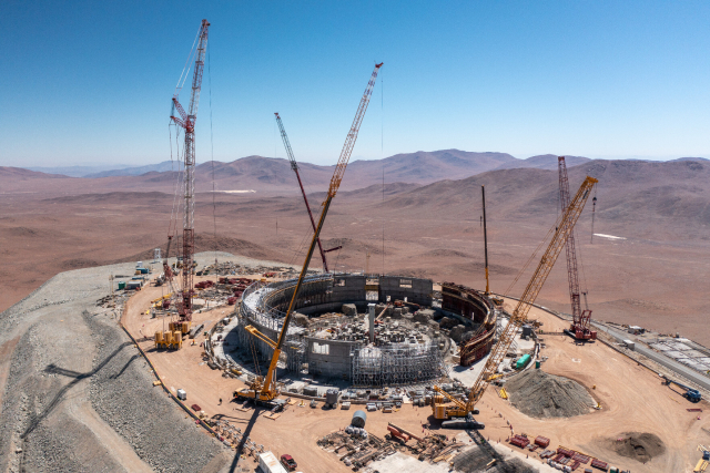 Baustelle des ELT mit großen Kränen und der Atacama im Hintergrund