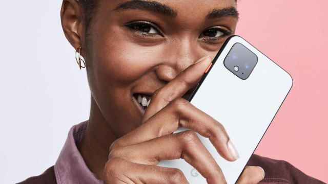 Lachende Person mit Pixel-Smartphone vor dem Gesicht