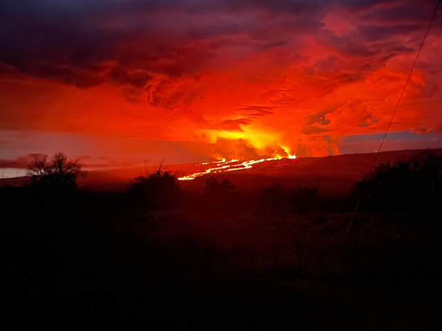 Lavaströme und rot erleuchteter Himmel am Mauna Loa