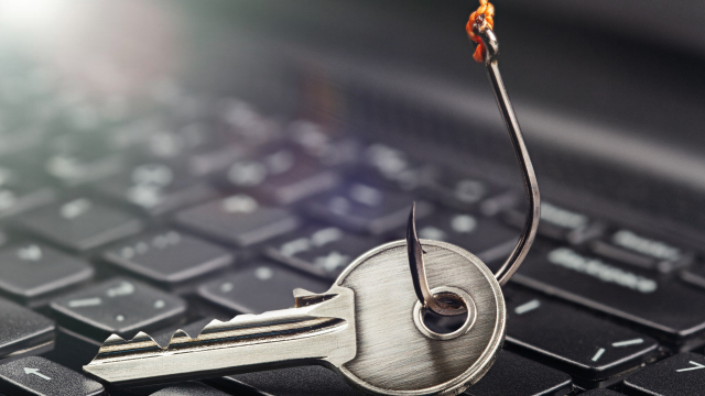 Schlüssel an Angelhaken auf Laptoptastatur