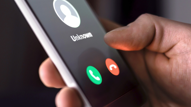 Smartphone mit Anzeige eines unbekannten Anrufs