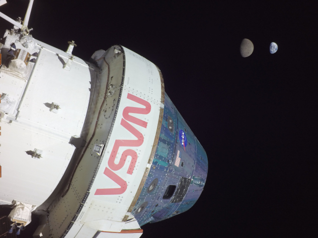 Orion-Kapsel mit Mond und Erde im Hintergrund