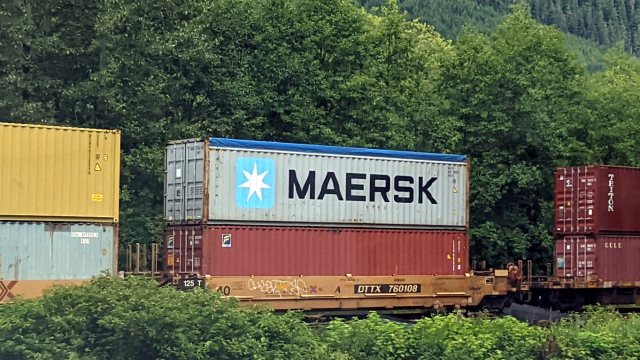 Container mit der Aufschrift Maersk