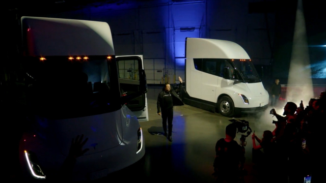 Musk zwischen zwei Semi Trucks