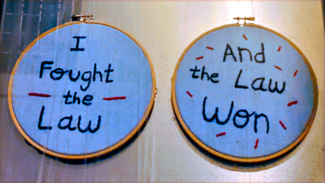 Schilder mit "I fought the law" und "And the law won"