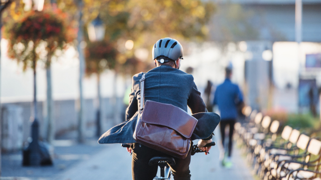 Radfahrer mit Aktentasche