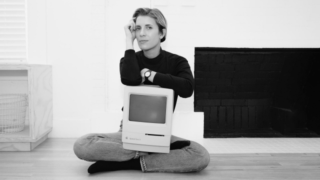 Die Autorin Claire Evans mit antiquarischem Apple-Rechner in der Pose von Steve Jobs