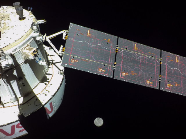Orion-Kapsel mit Mond im Hintergrund