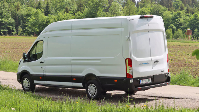 Ein weißer Transporter