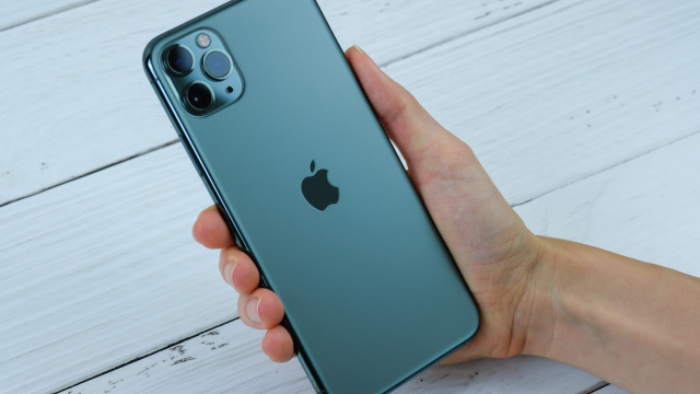 iPhone in einer Hand