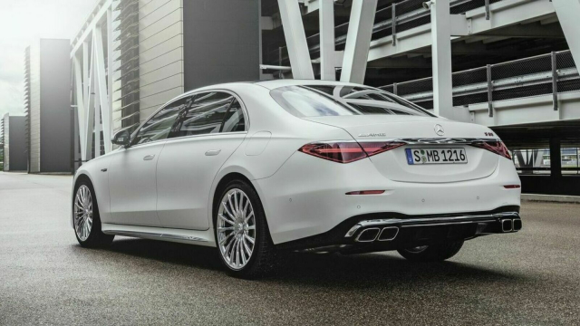 Ein weißer Mercedes von hinten