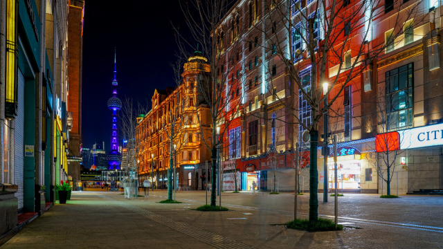 Eine absolut leere Straße in Shanghai am Abend