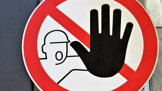 Schild mit erhobener Hand als Symbol für "Stopp"