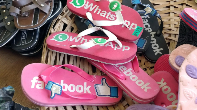 Flip-Flops mit Facebook-Logo