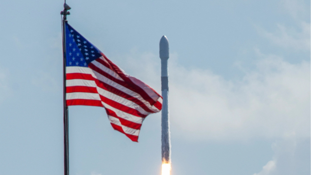 US-Flagge vor einer startenden Rakete