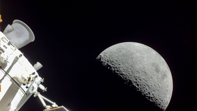 Orion-Kapsel mit dem Mond im Hintergrund