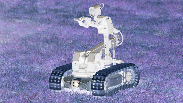 Invertiertes Bild eines kleinen Roboters mit Ketten auf einer Wiese.