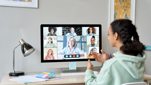 Mädchen vor Monitor mit Videokonferenz