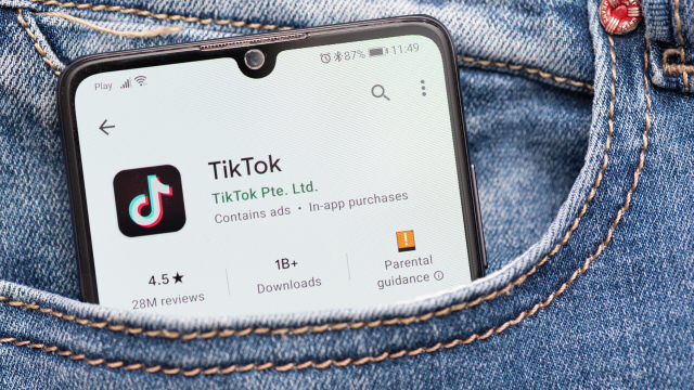 TikTok auf einem Smartphone, das in einer Hosentasche steckt