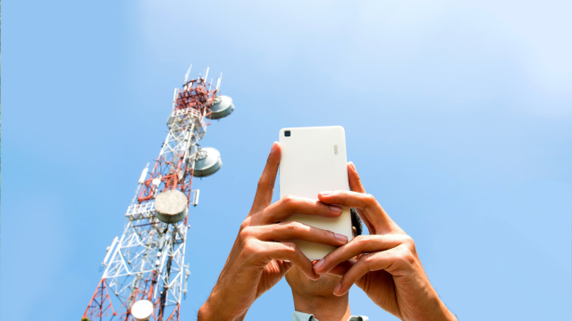 Handy vor Mobilfunkturm
