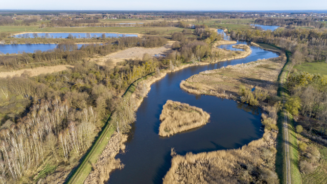 Bild eines Flusses mit einer winzigen Insel