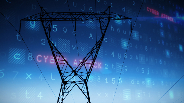 Strommast und der Schriftzug "Cyber Attack"