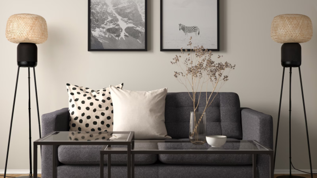 Ein Sofa mit zwei Stehlampen