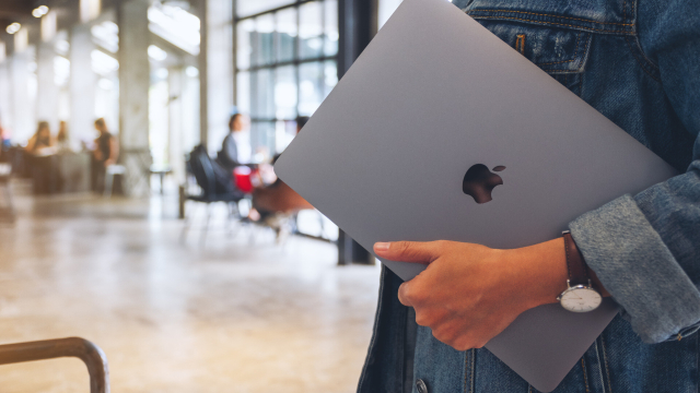Ein Mac in einer Hand