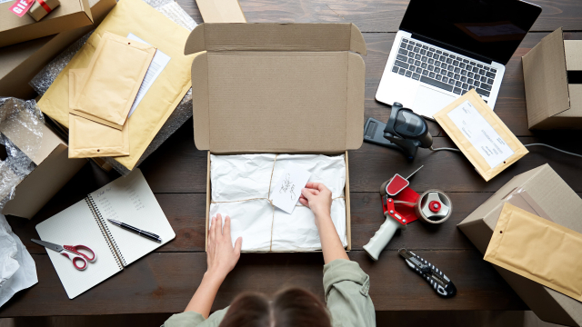 Blick auf ein Paket während des Auspackens