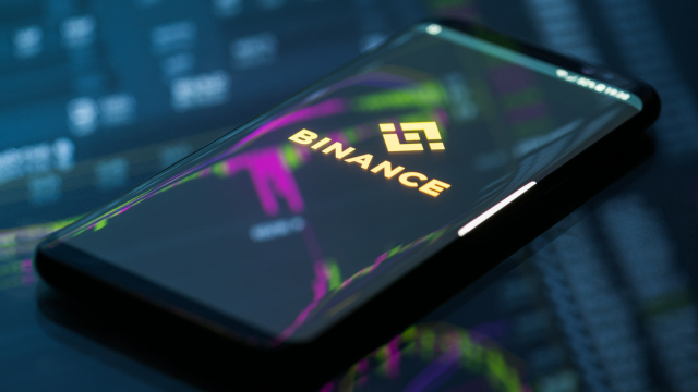 Binance-Logo auf einem Smartphone