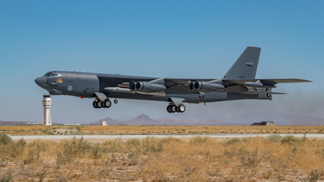 Ein US-Langstreckenbomber mit montierter Rakete