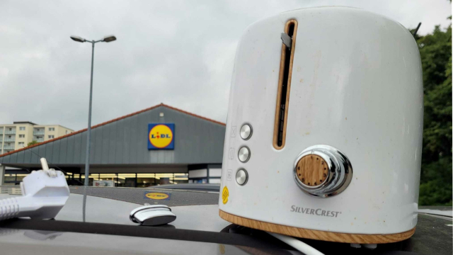 Toaster vor einer Lidl-Filiale