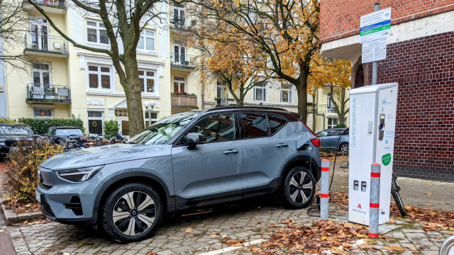 Ein Volvo XC40 an der Ladestation