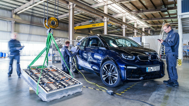 Ein großer Akku und ein Elektroauto