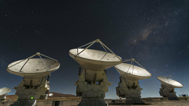 Radioantennen unter Sternenhimmel