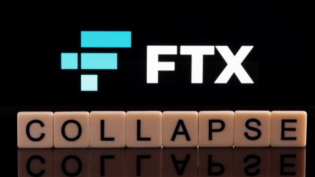 Logo von FTX und das Wort Kollaps auf Englisch