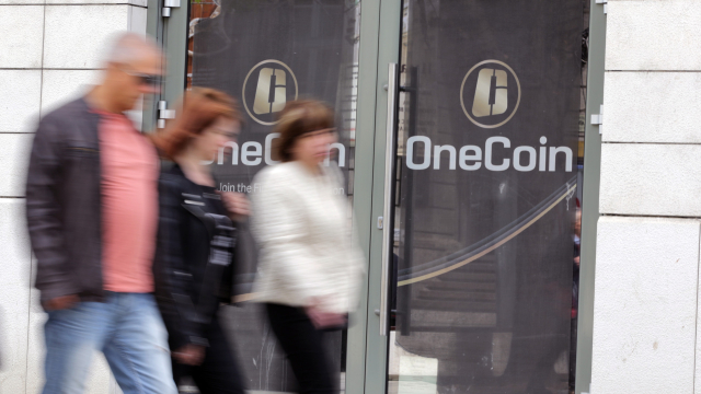 Menschen vor OneCoin-Geschäft